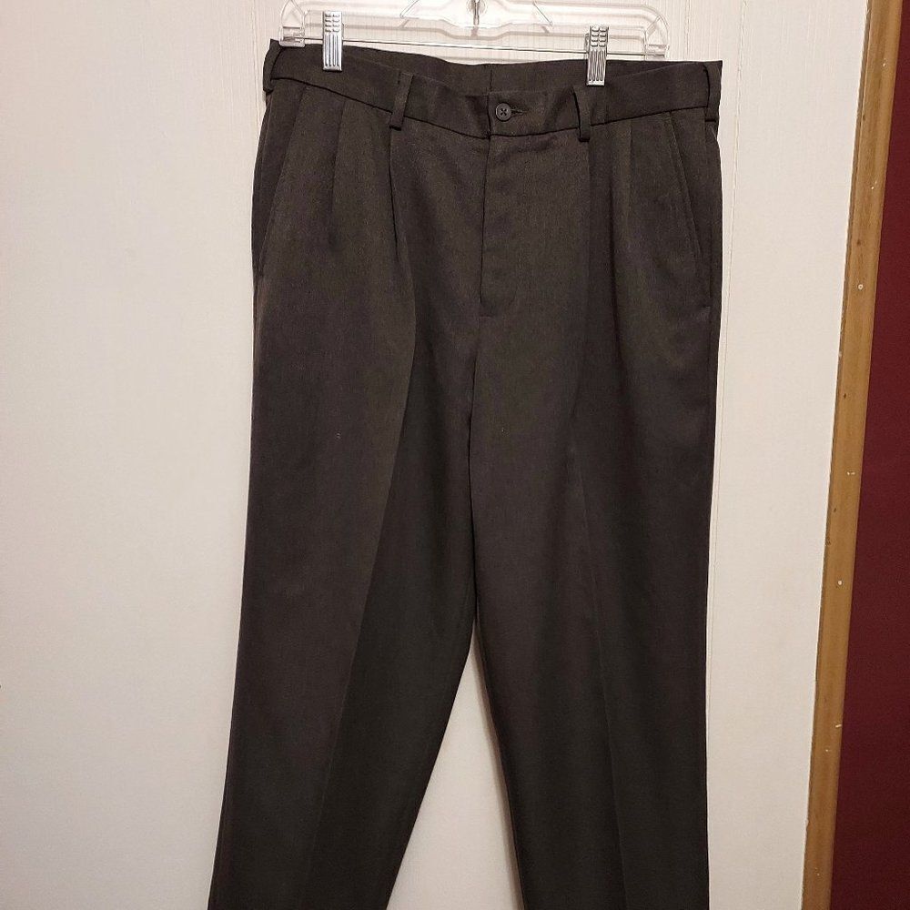 Van Heusen 33/30  Excellent cond waist 33  rise 11 1/2 inseam 38